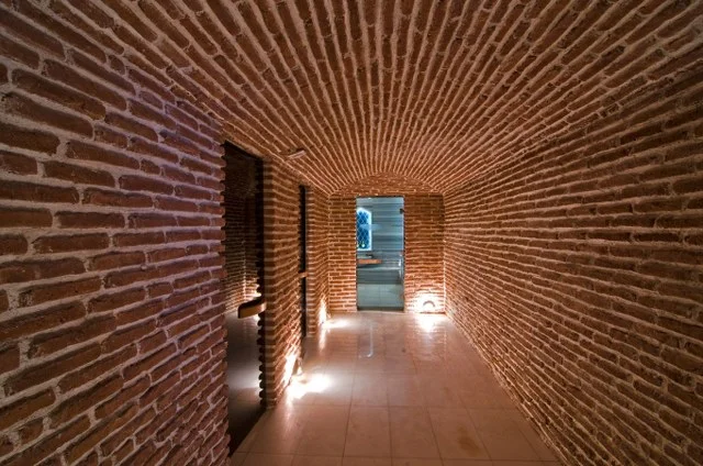 Kahve dekoratif tuğla kaplama minimalist tasarım ferah oda iskandinav stili kültür tuğlası trendleri