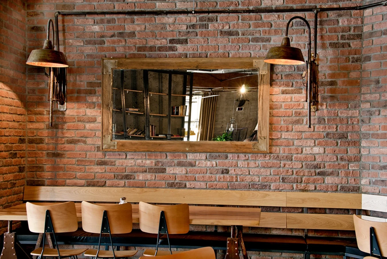 Minimalist ve sofistike bir görünüm için antrasit (füme) kültür tuğlası ile tasarlanmış modern Cafeterya dekoratif tuğlaları.