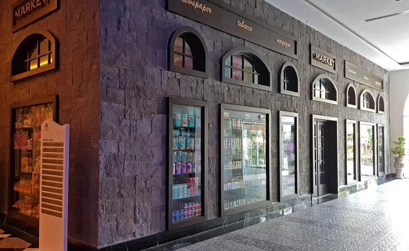 Mağaza girişi vurgusu katmanlı doğal taş kaplama