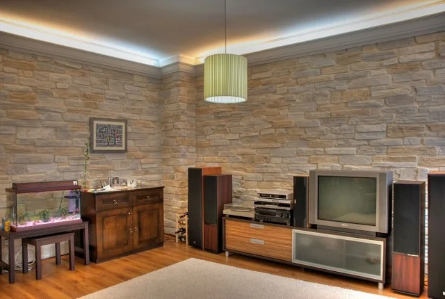 geniş salon tv arkası dekoratif taş kaplama endüstriyel tasarım