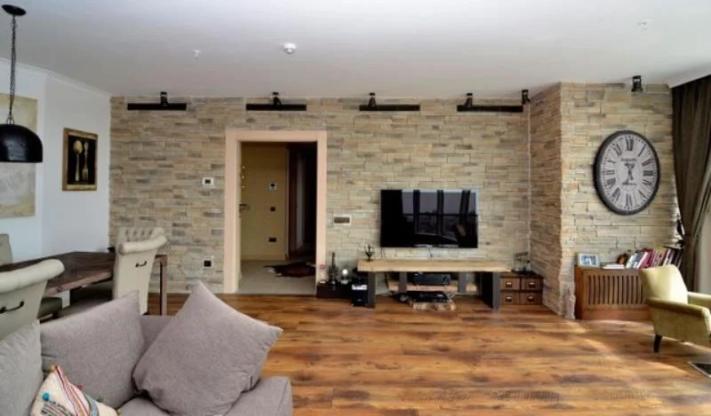 bütüncül taş kaplama salon duvarı kolon kaplama kapı çerçevesi modern rustik